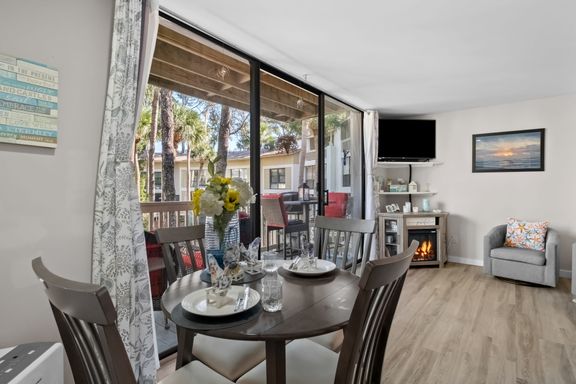 Dining table & Chairs